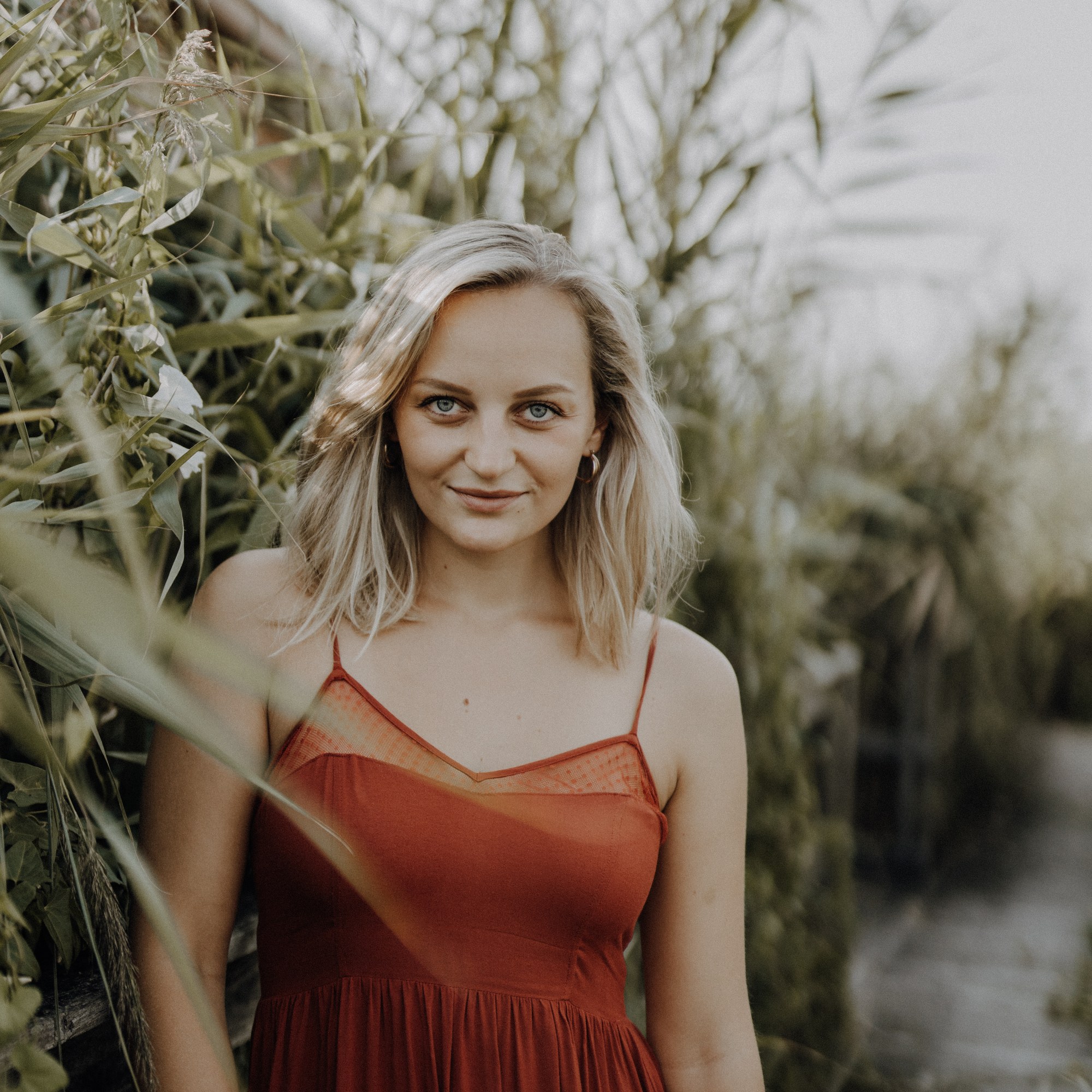 Anna Zöch im roten Kleid im Schilf