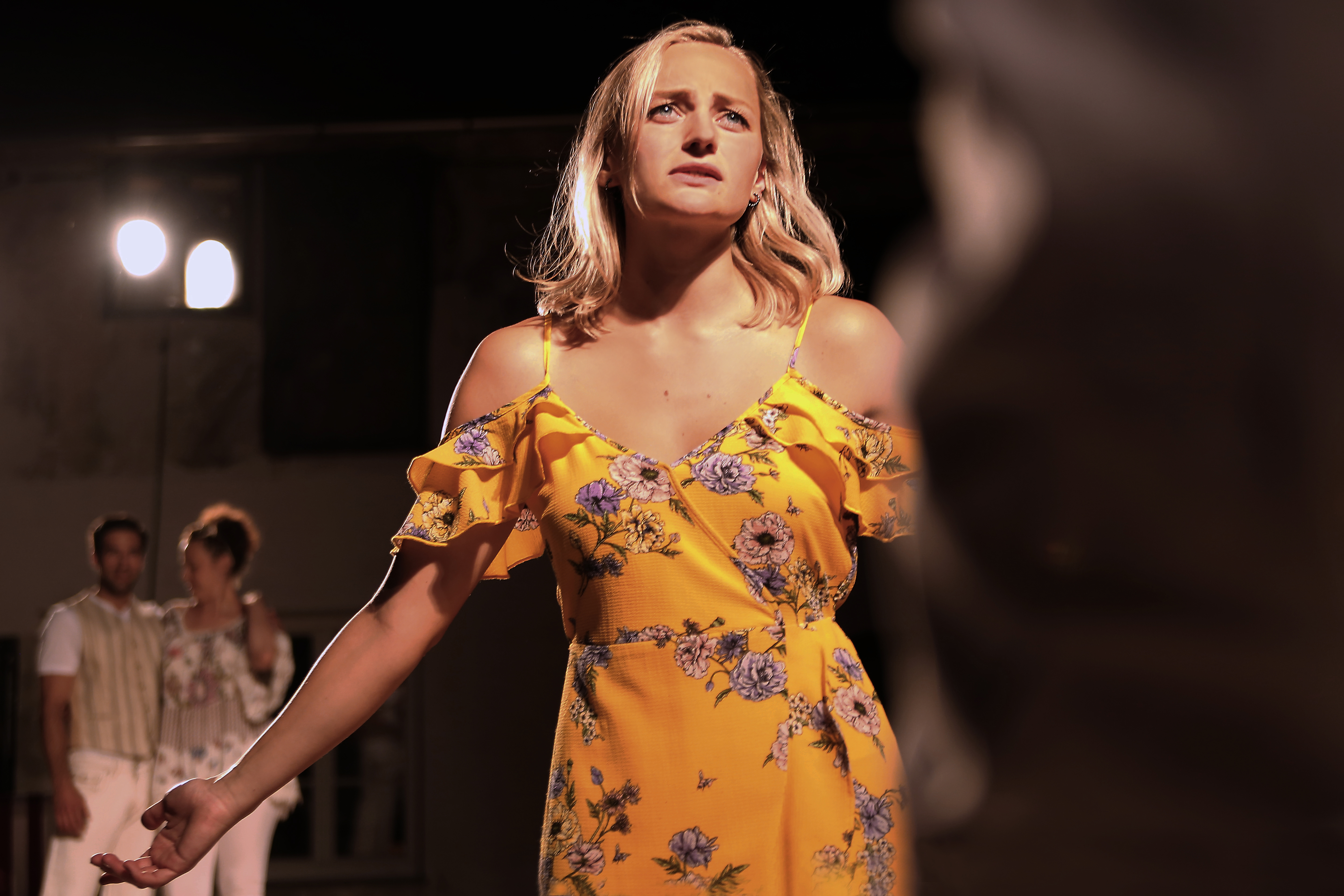 Anna Zöch Bühne verzweifelt regt sich auf