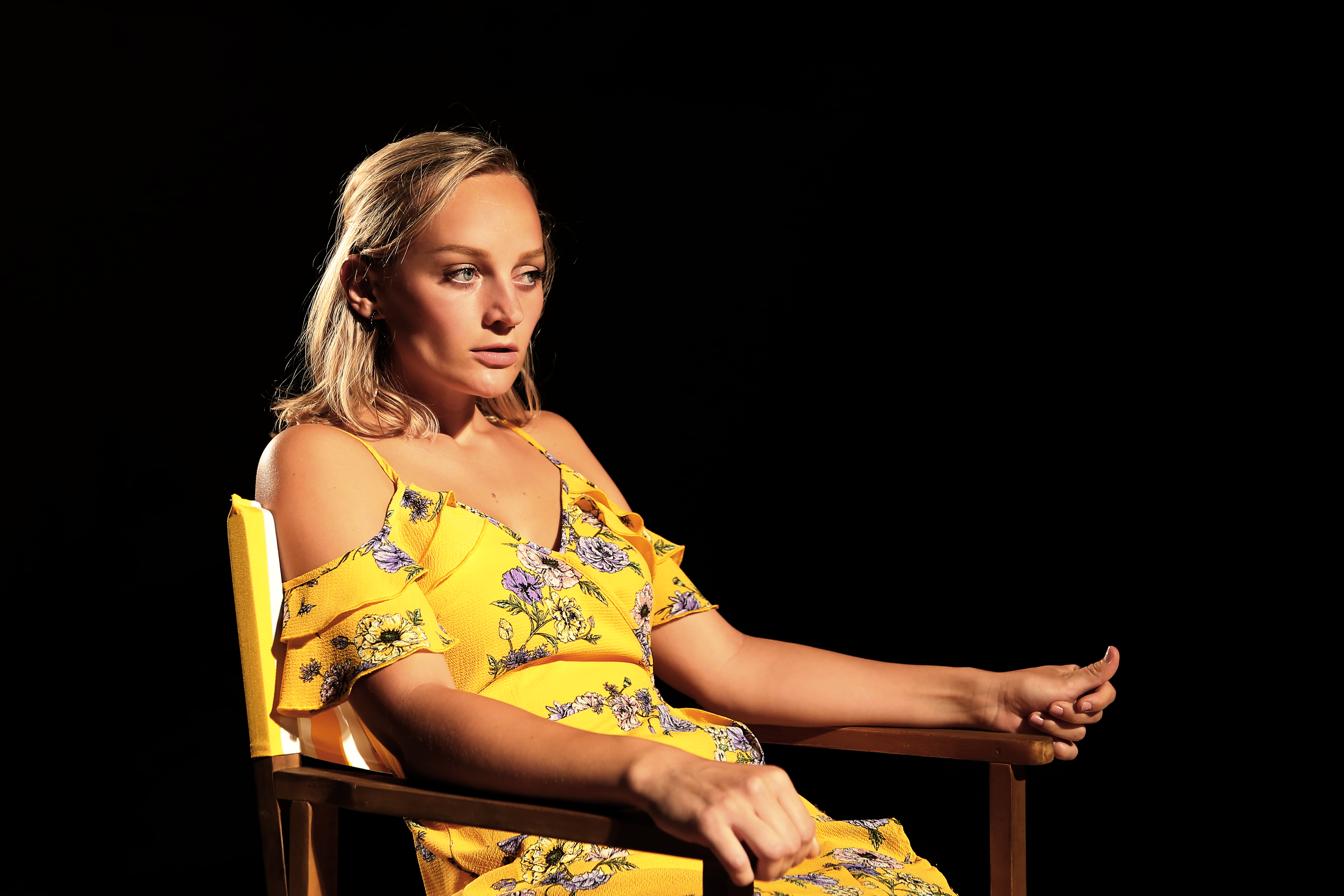 Anna Zöch Bühne sitzt am Stuhl und weiß nicht weiter