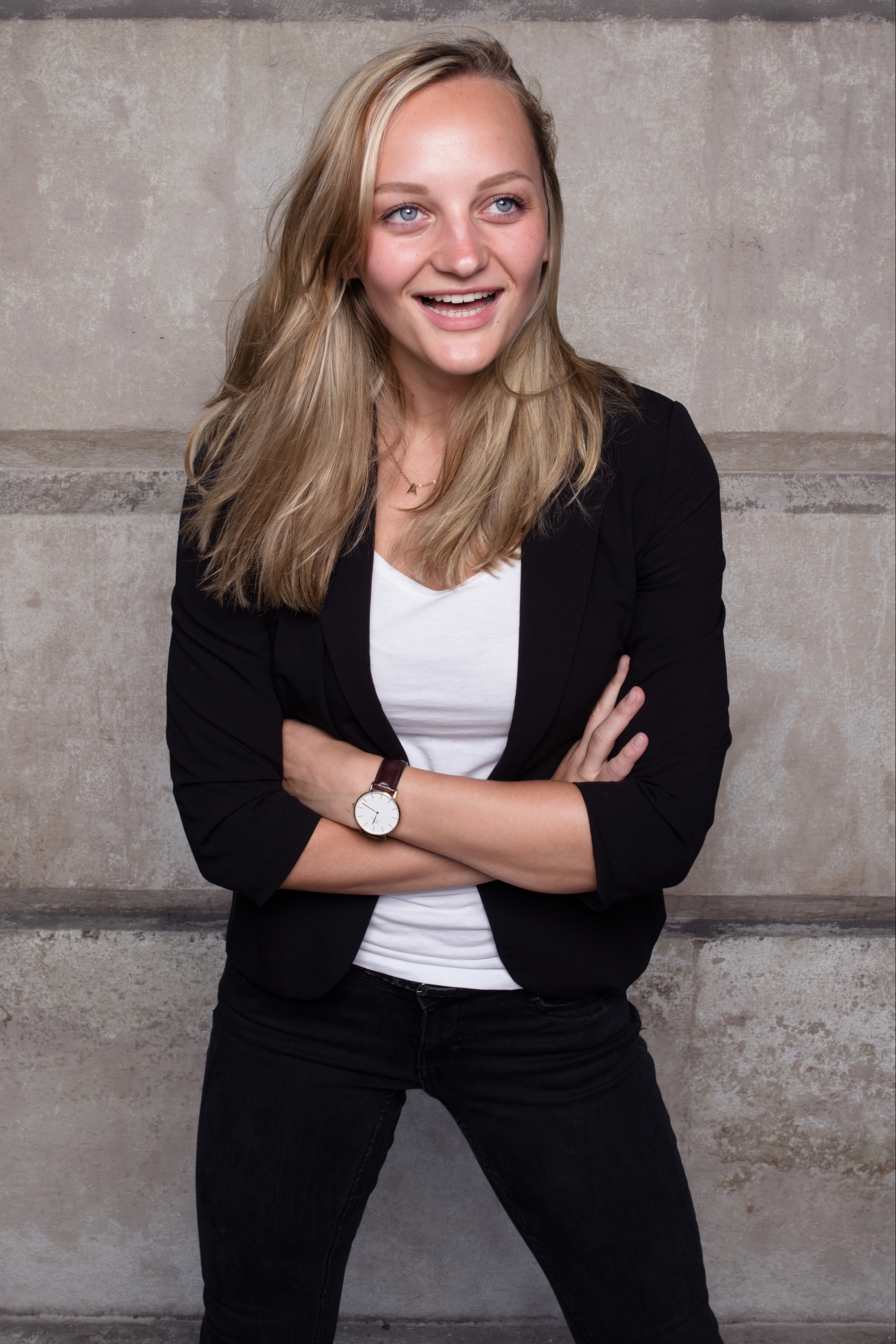 Anna Zöch weißes Tshirt schwarzer Blazar