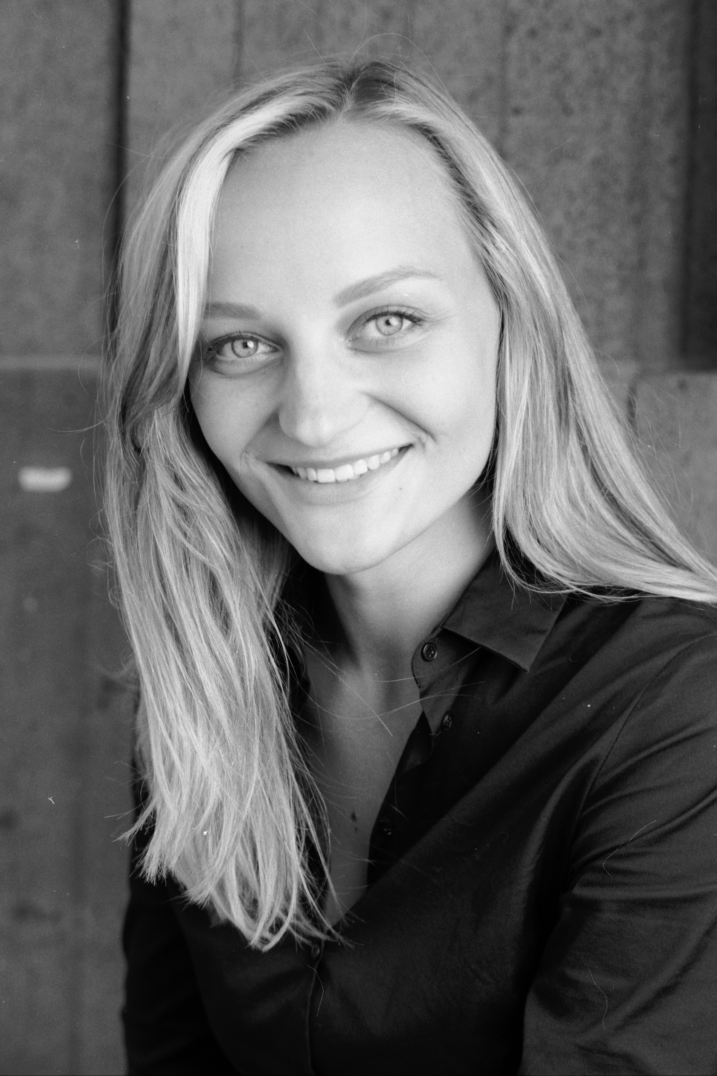 Anna Zöch mit Zähne lächelnd schwarz-weiß